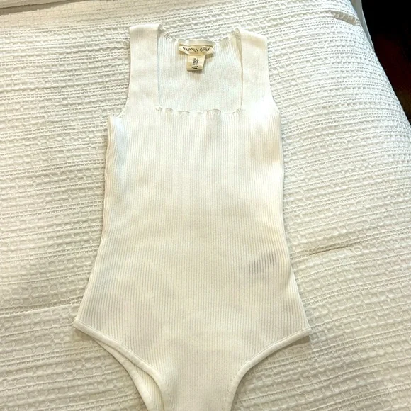 Women’s white bodysuit! XS! NWOT 💌🎀 - Picture 1 of 6